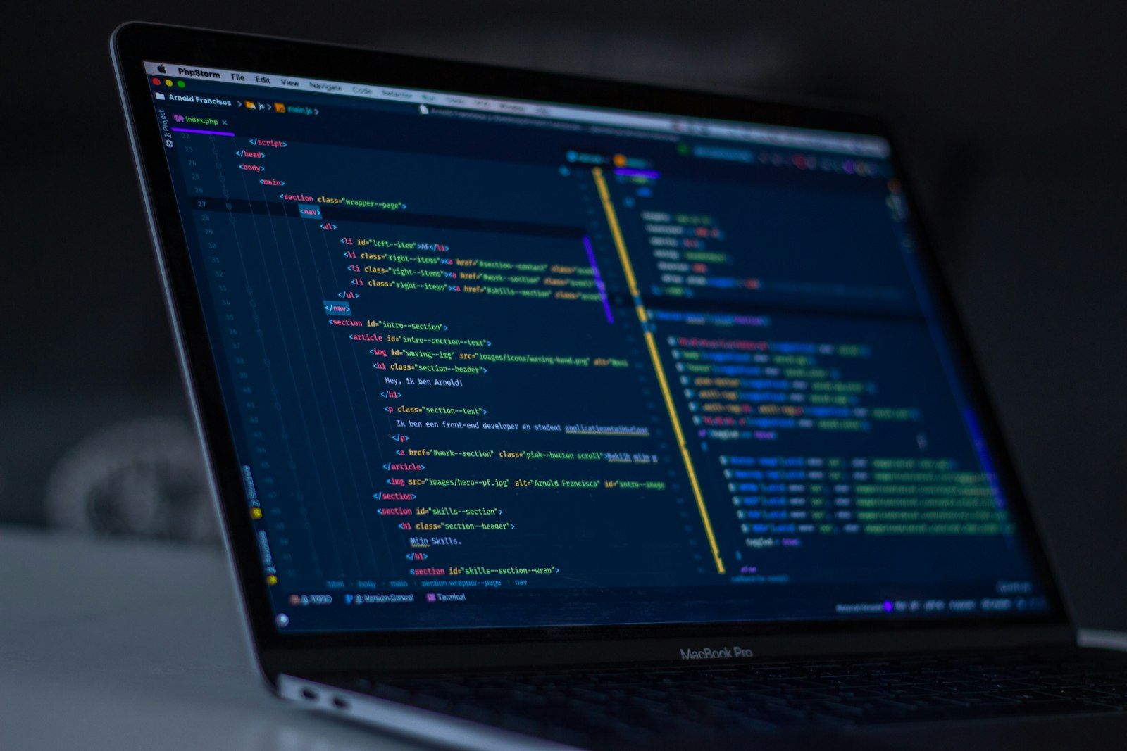 Laptop z otwartym edytorem kodu — miejsce pracy programisty z asystentem AI