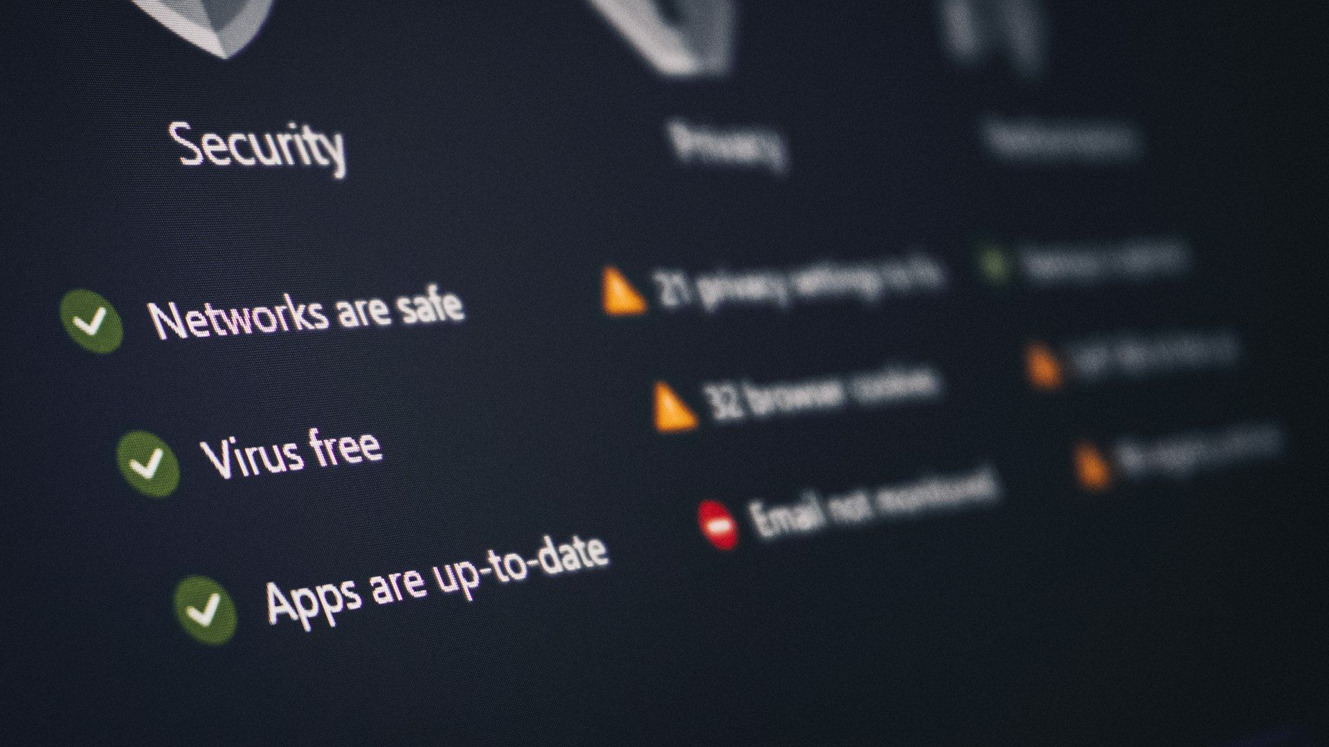 Ekran panelu bezpieczeństwa z zielonymi znacznikami „Virus free” i „Apps are up-to-date” oraz ostrzeżeniami w tle
